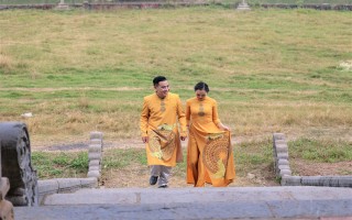 Nhà báo Xuân Nguyên và Á hậu Trang Viên bất ngờ trong trang phục áo cưới truyền thống?!